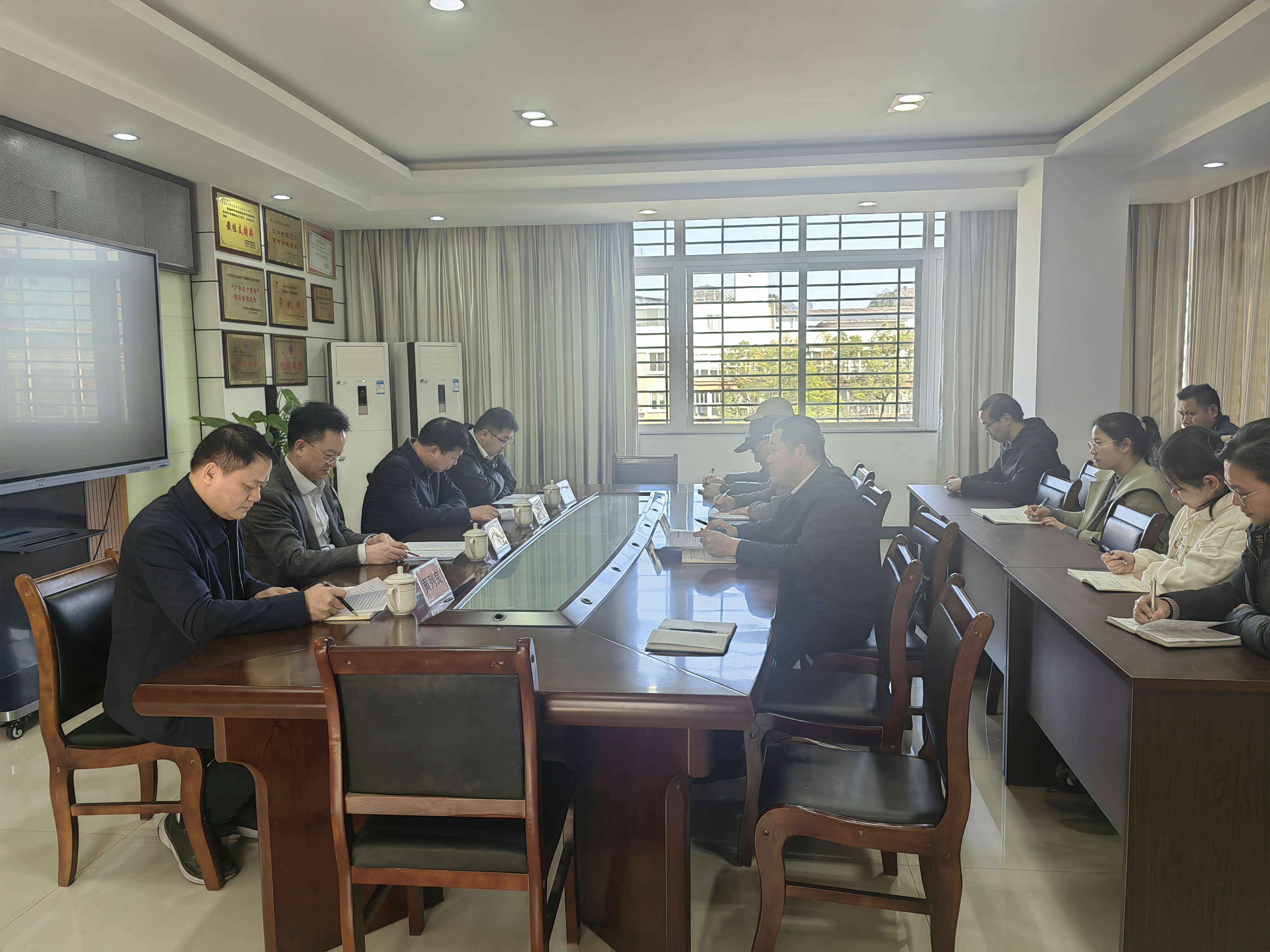 图3:王永超厅长与监测中心干部职工座谈交流.jpg